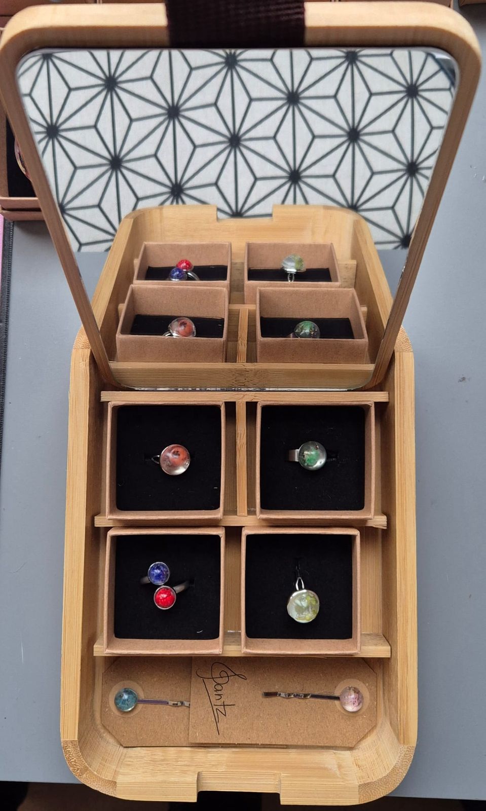 Anillos de resina guardados en un joyero