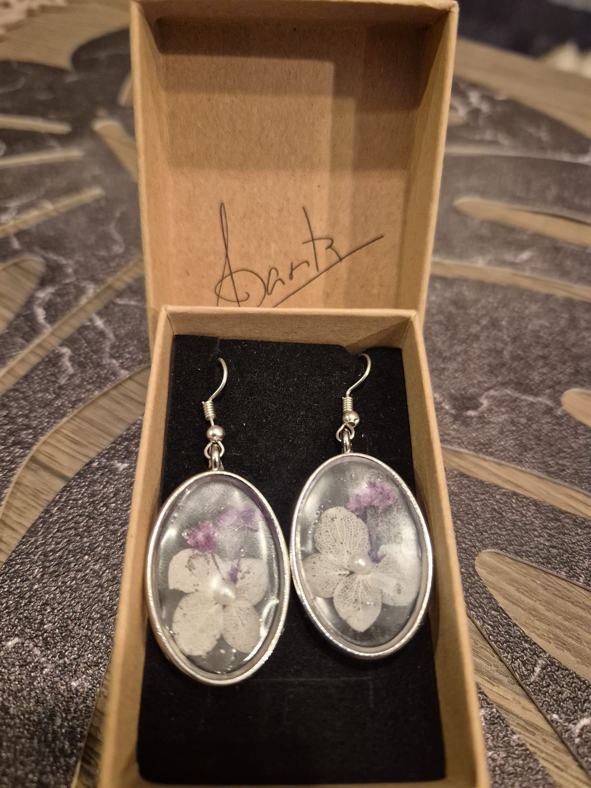 Pendientes de epoxi malva